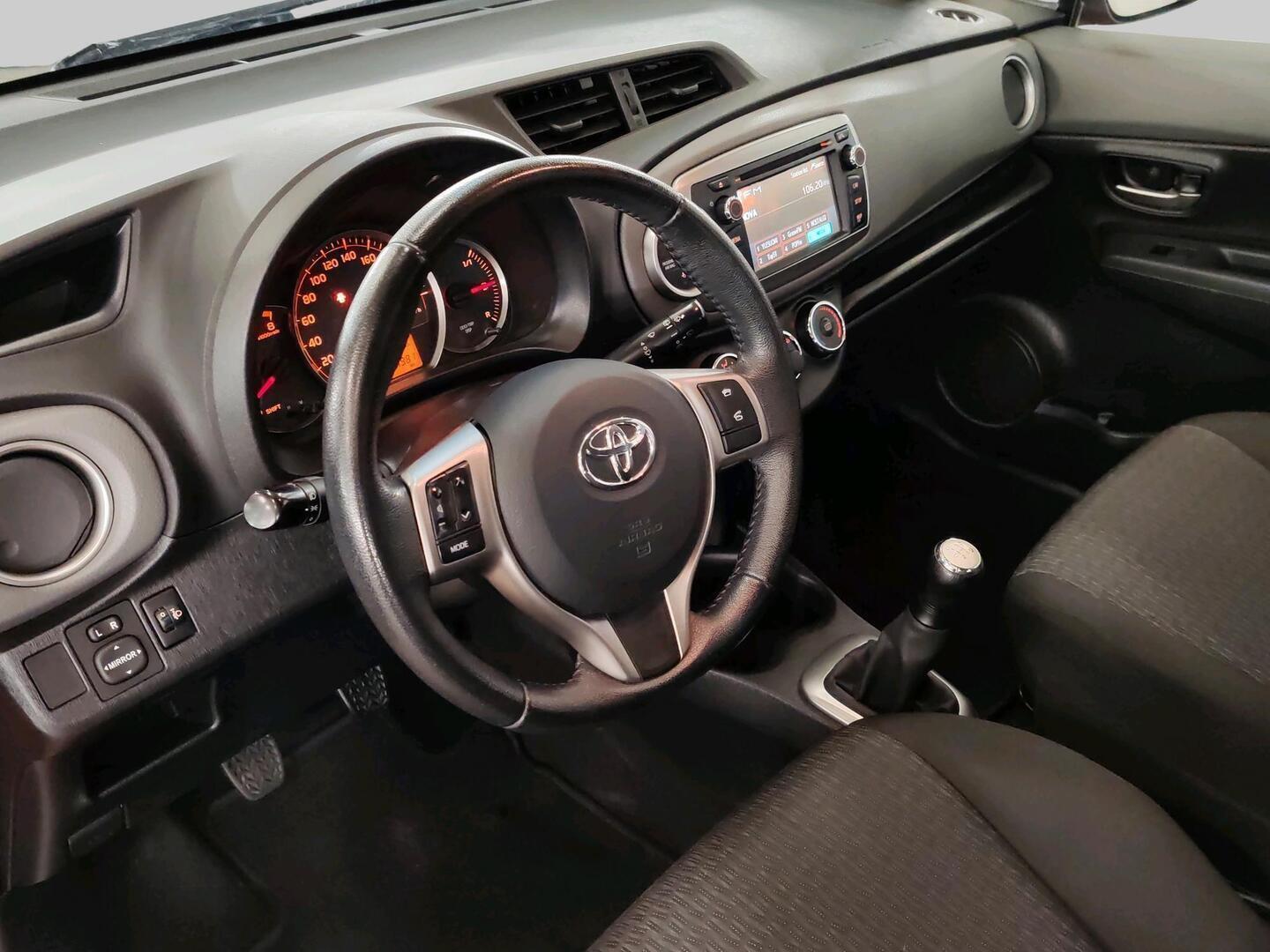 TOYOTA Yaris 2014
