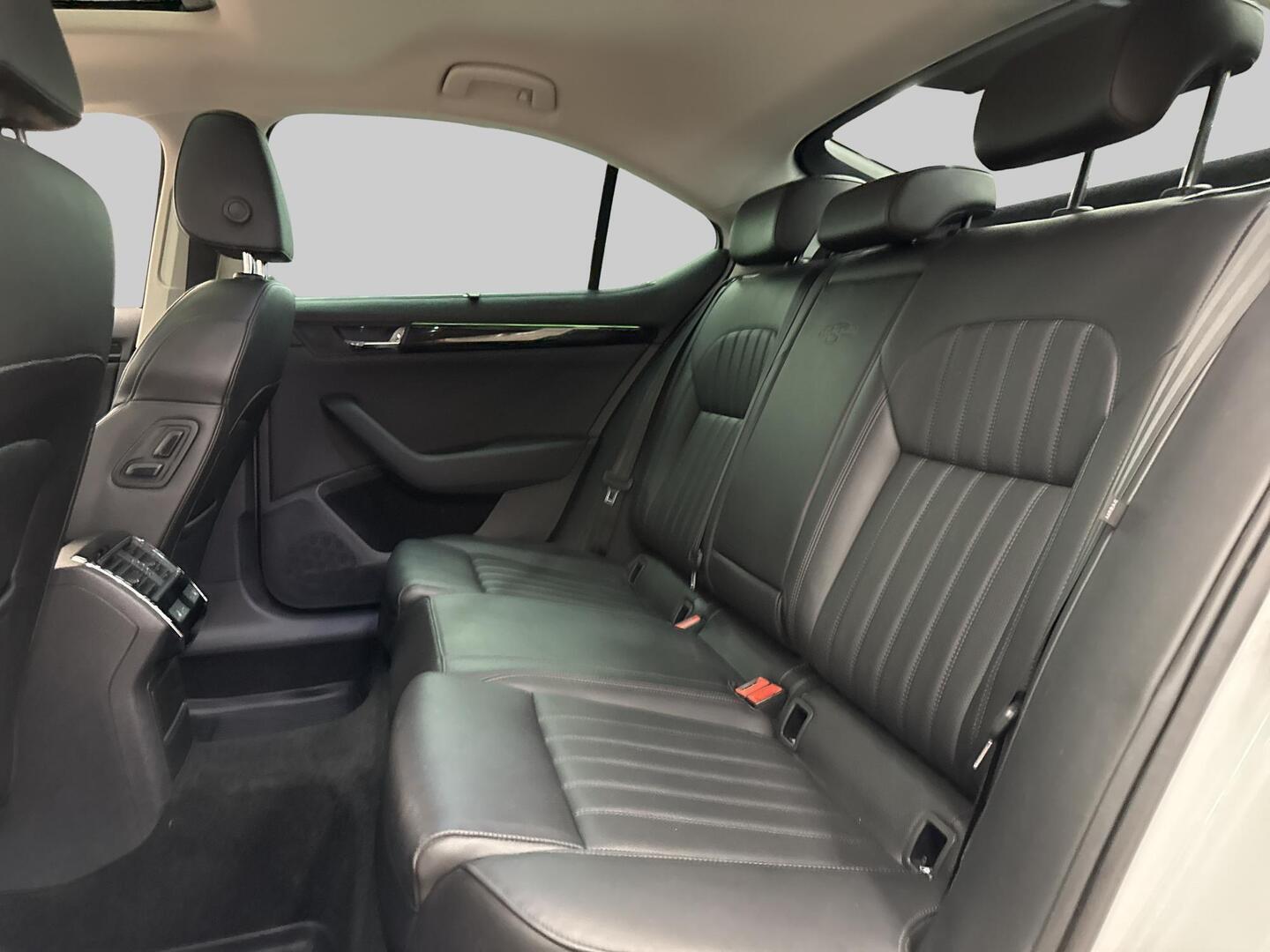 SKODA Superb 2016