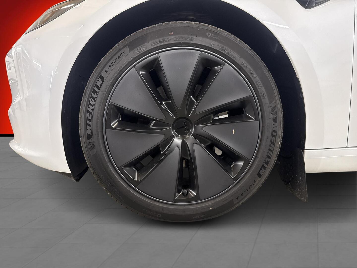 TESLA MODEL 3 2024