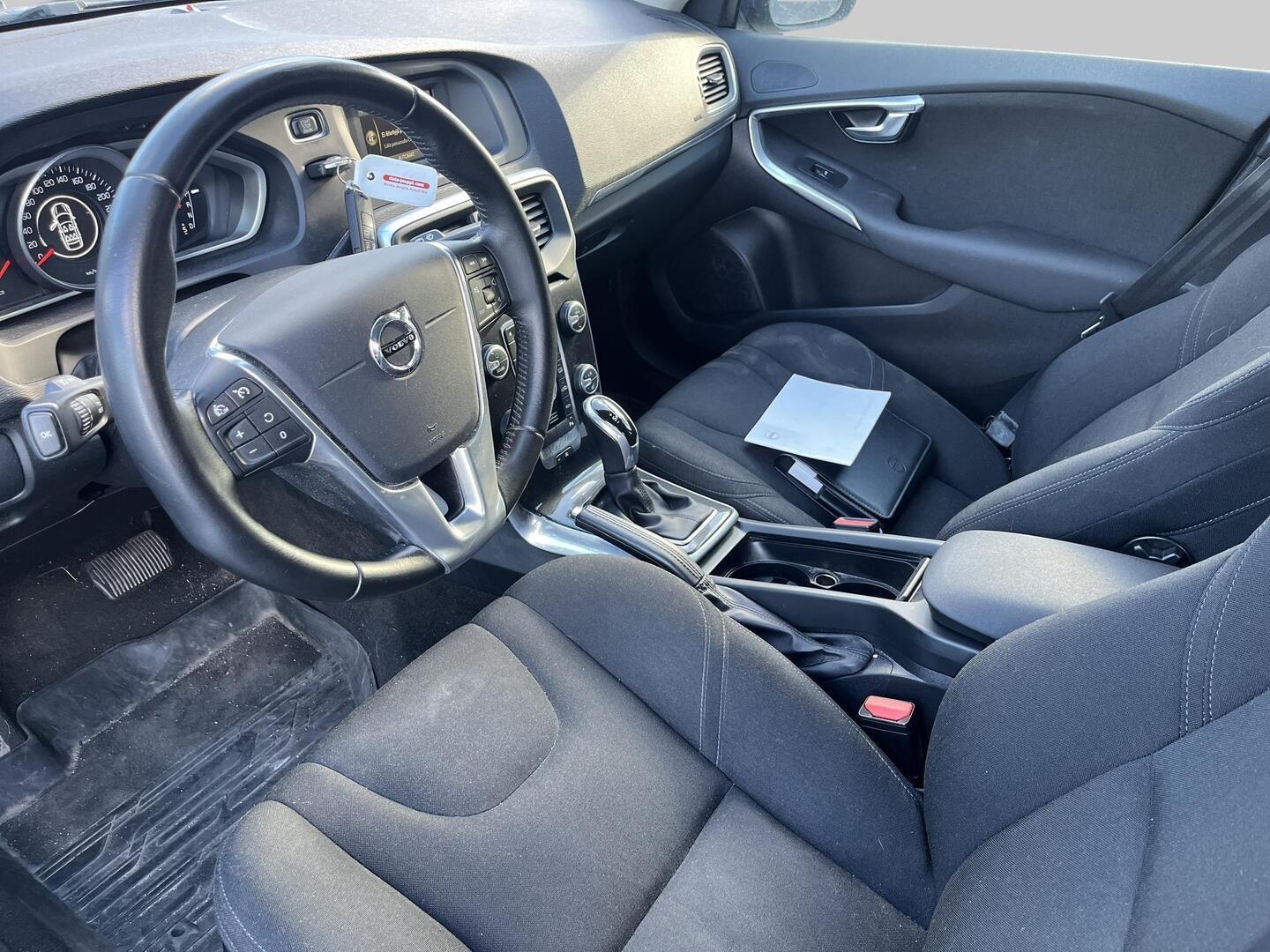 VOLVO V40 2016