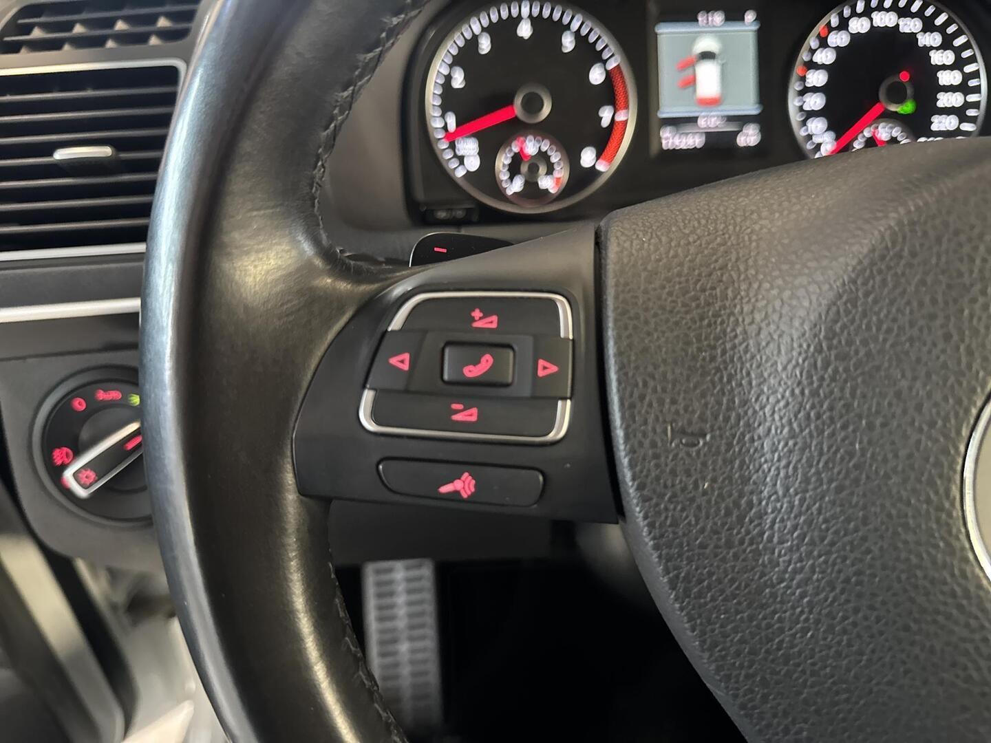 VOLKSWAGEN TOURAN 2015