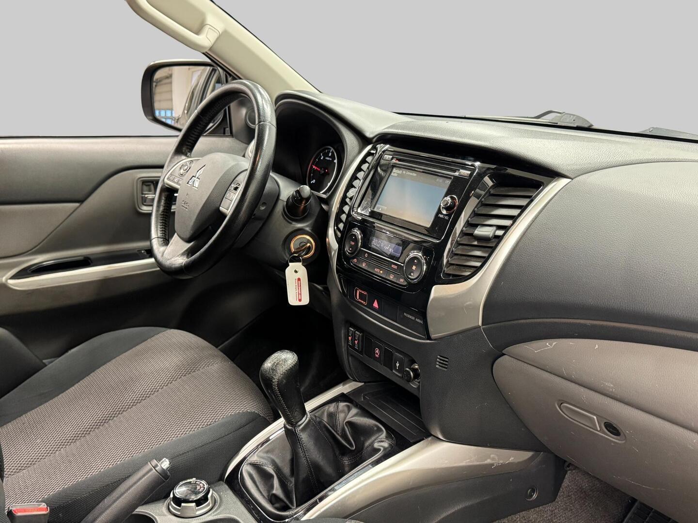 MITSUBISHI L200 2016