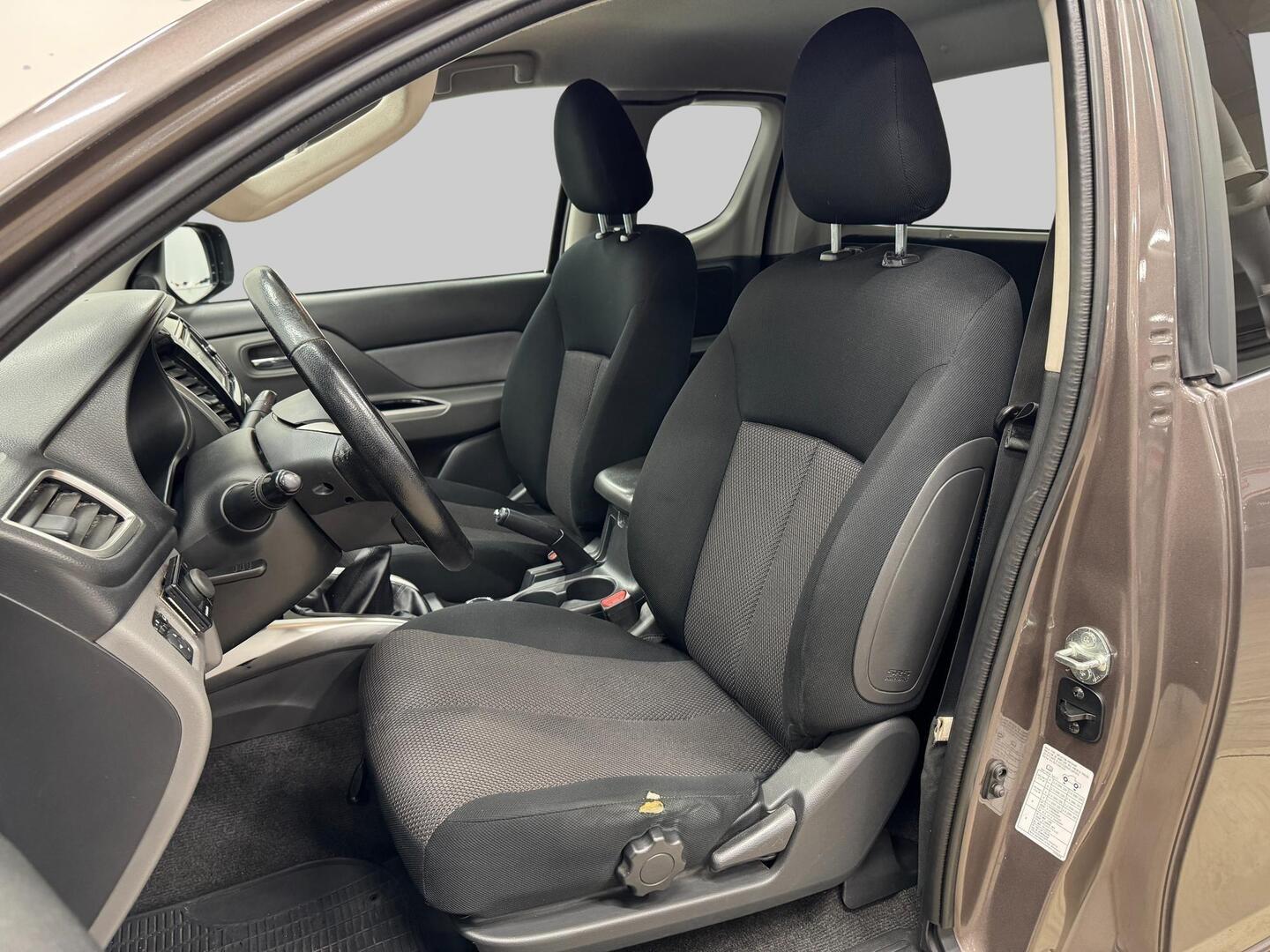 MITSUBISHI L200 2016