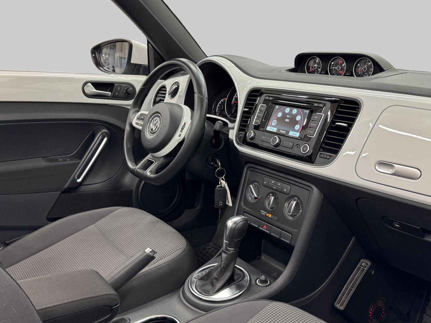 VOLKSWAGEN Beetle 2014