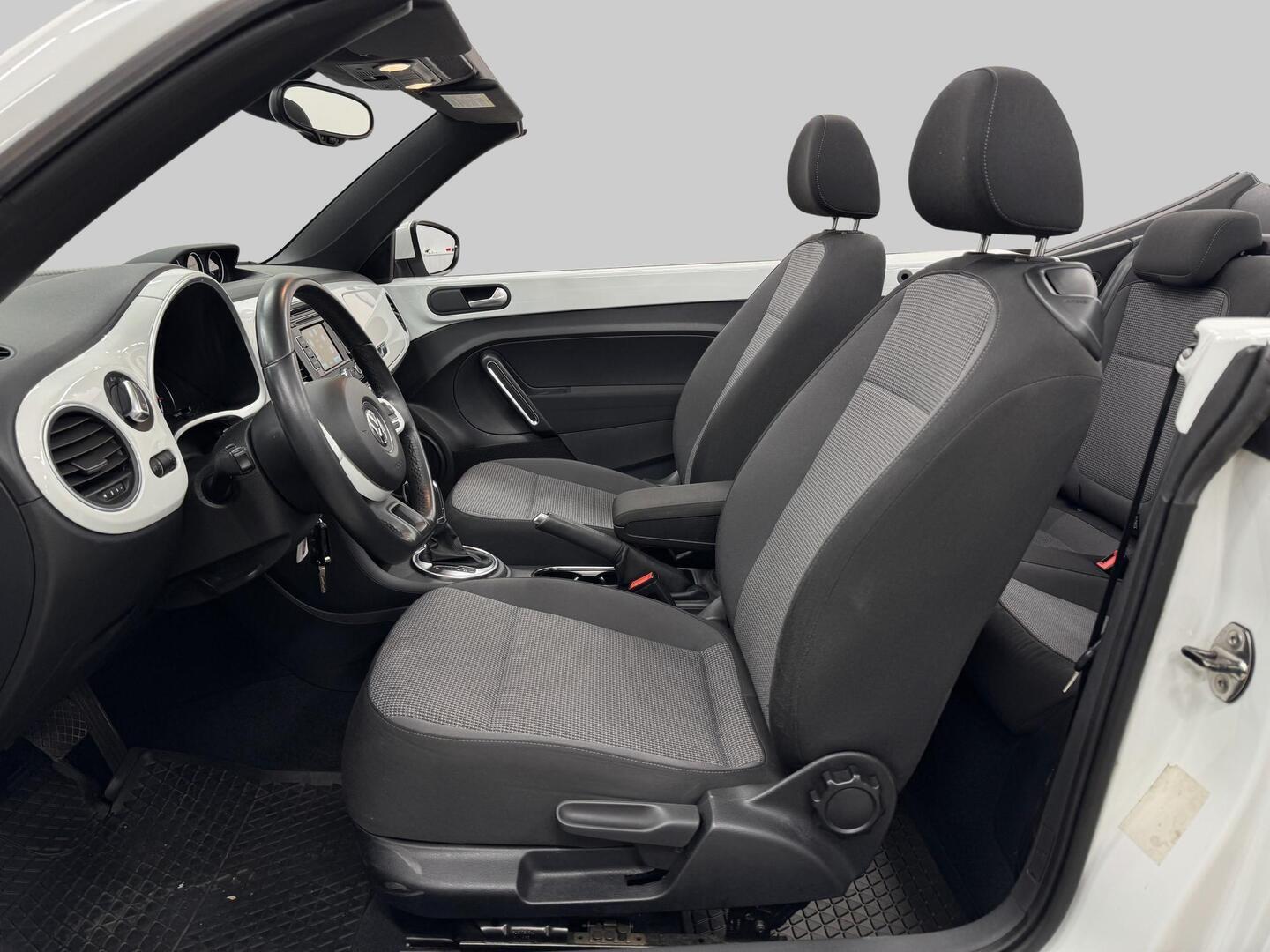 VOLKSWAGEN Beetle 2014