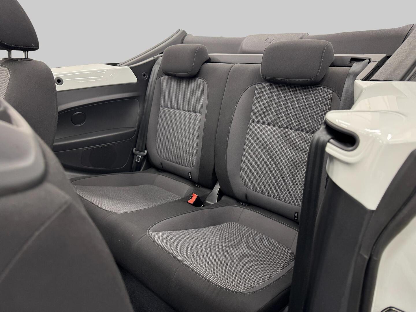 VOLKSWAGEN Beetle 2014