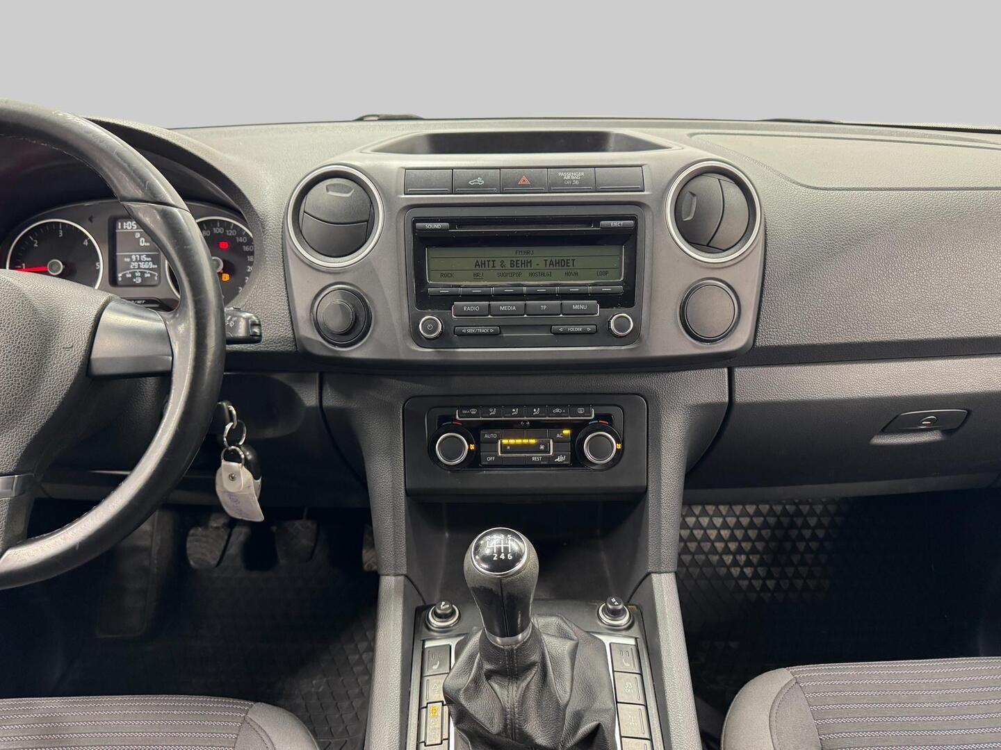 VOLKSWAGEN Amarok 2012