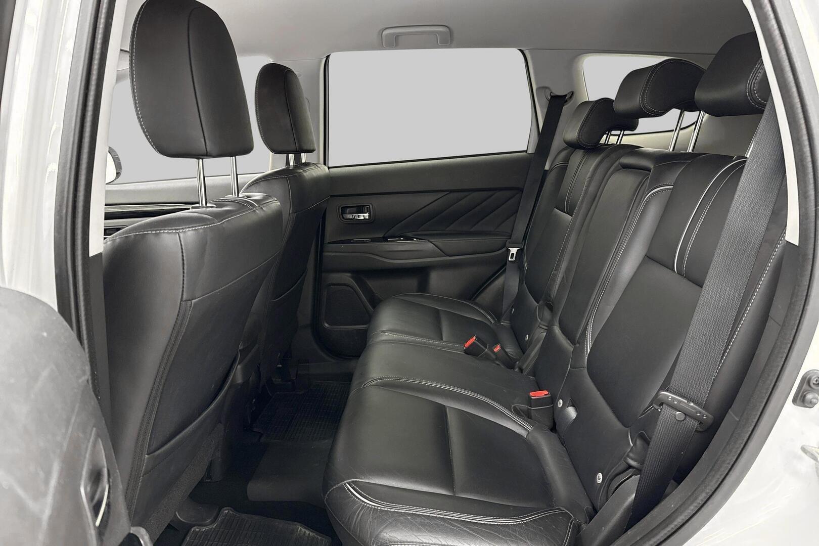 MITSUBISHI Outlander PHEV 2016