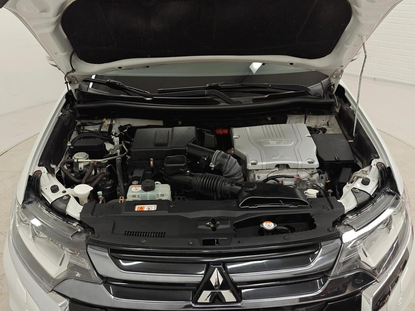 MITSUBISHI Outlander PHEV 2016