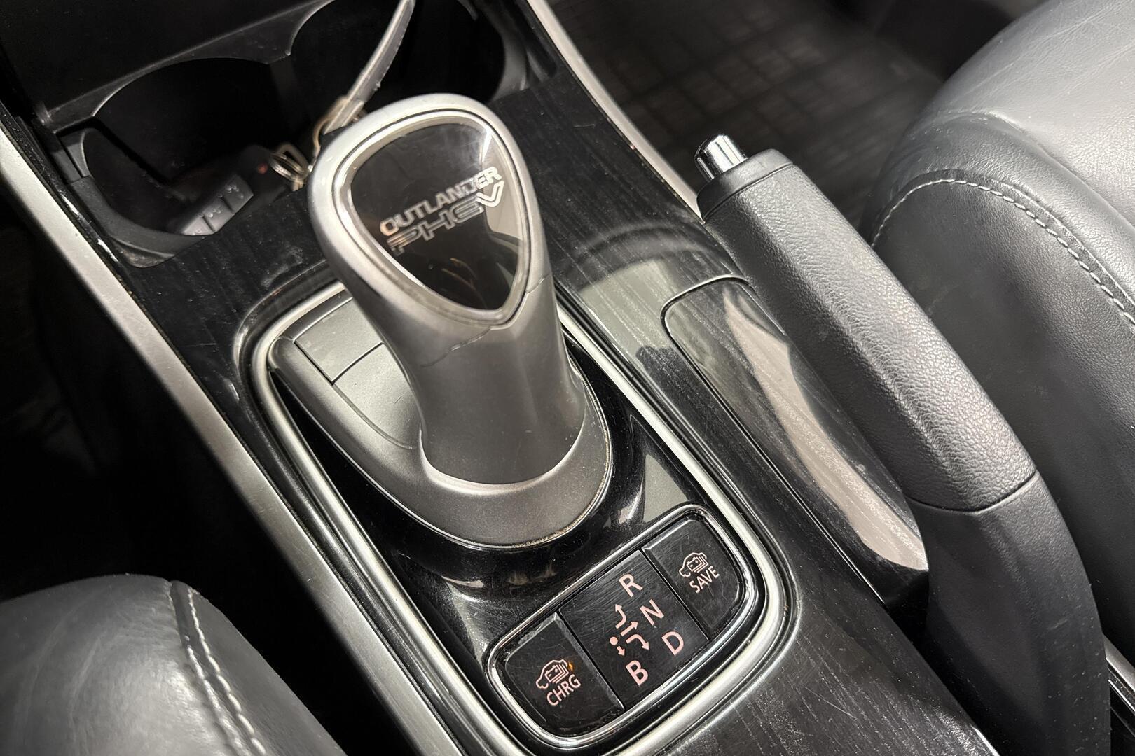 MITSUBISHI Outlander PHEV 2016