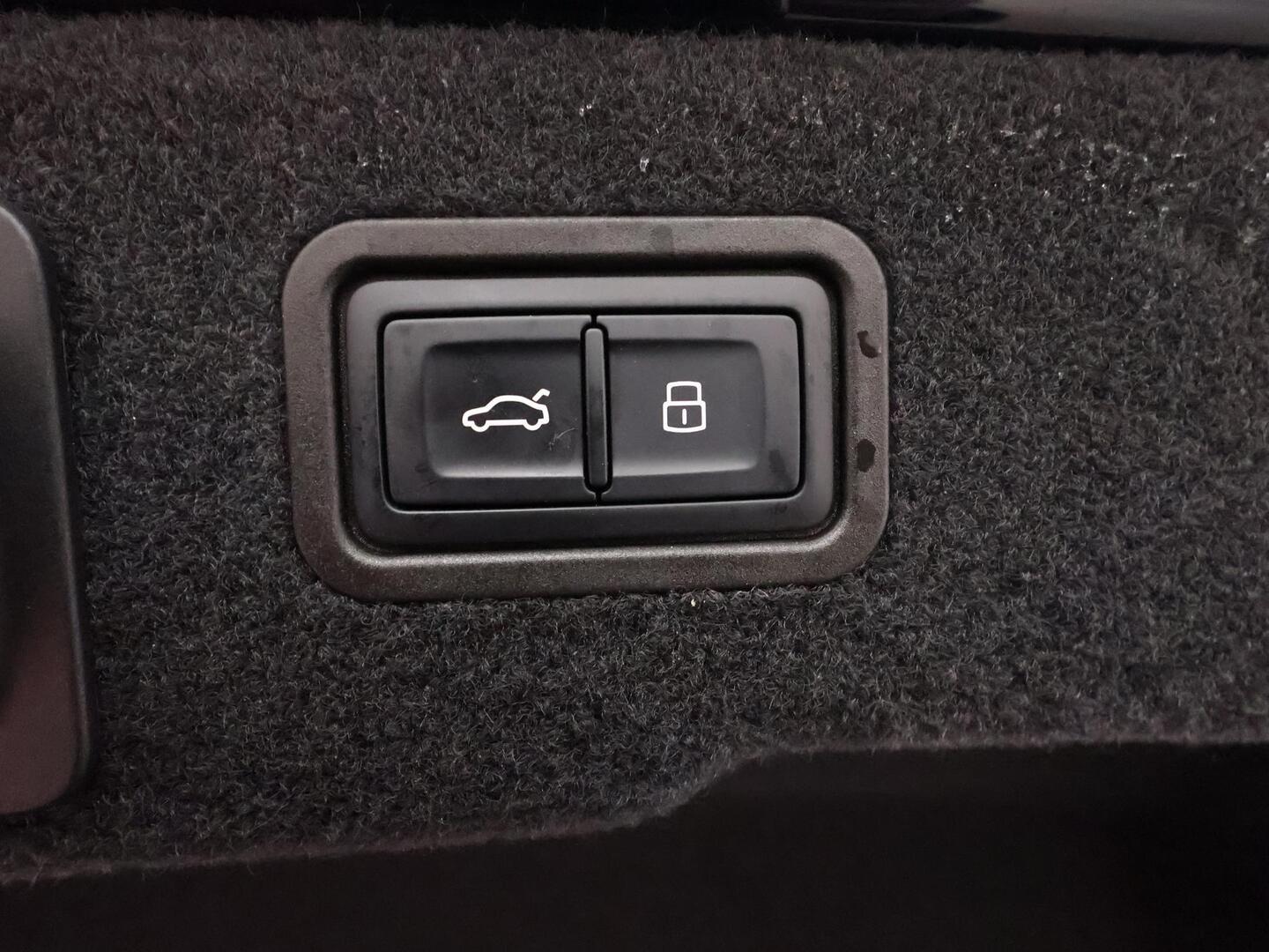 AUDI A8 2025