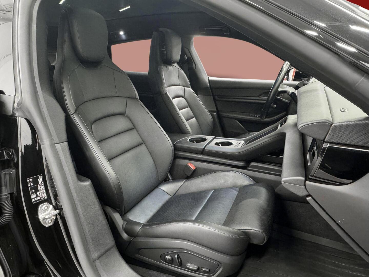 PORSCHE TAYCAN 2023
