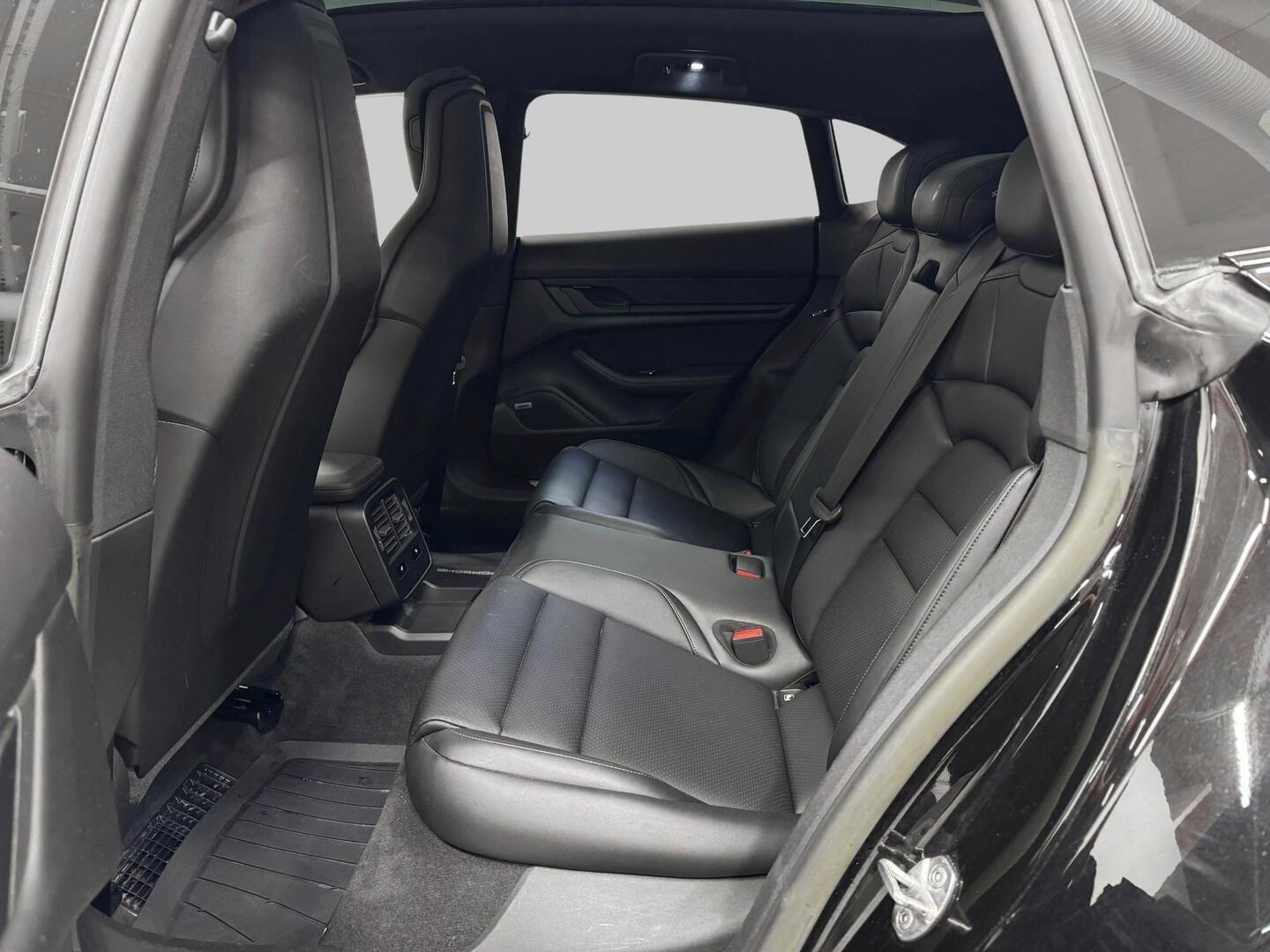 PORSCHE TAYCAN 2023