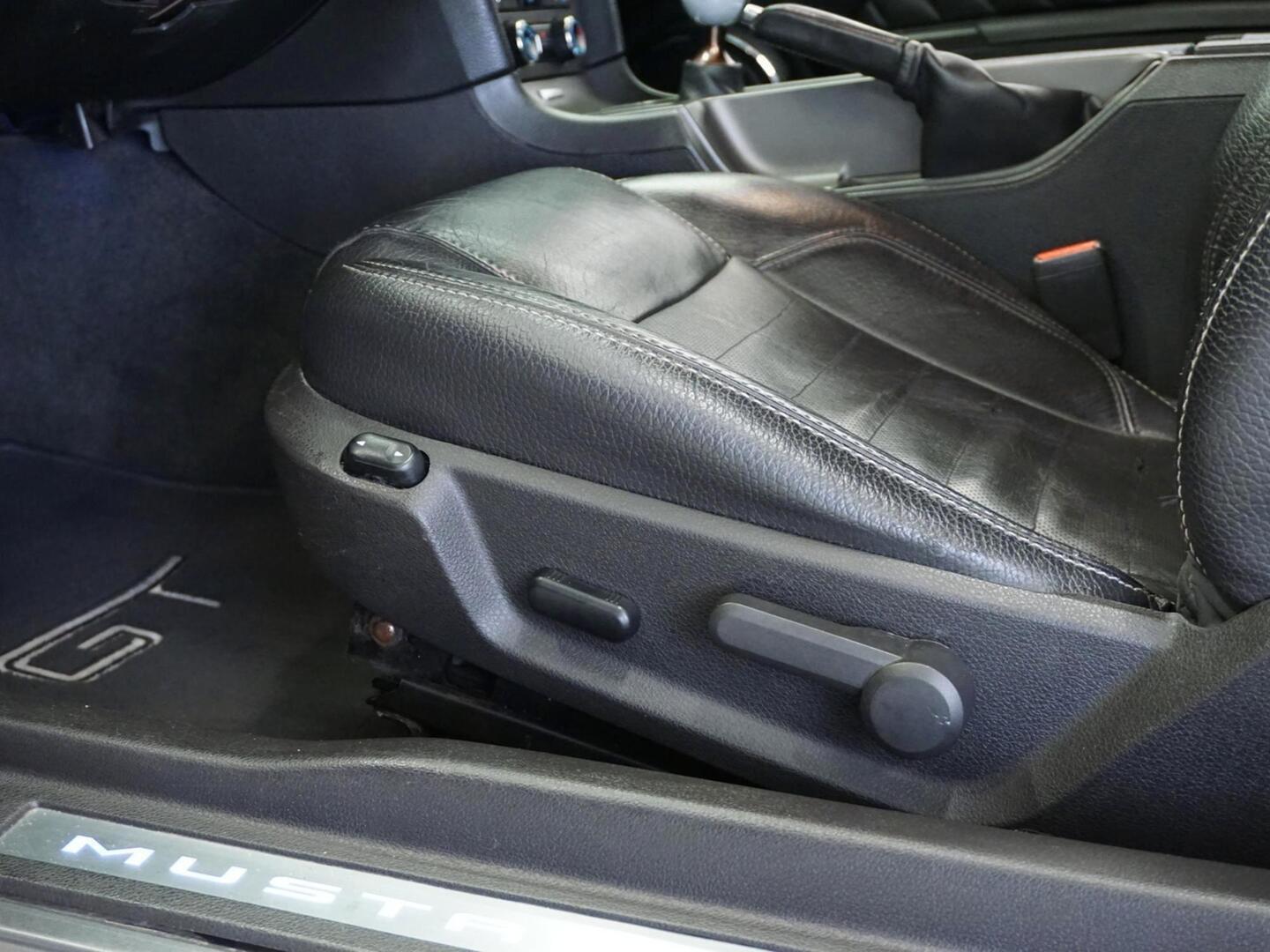 FORD Mustang 2011