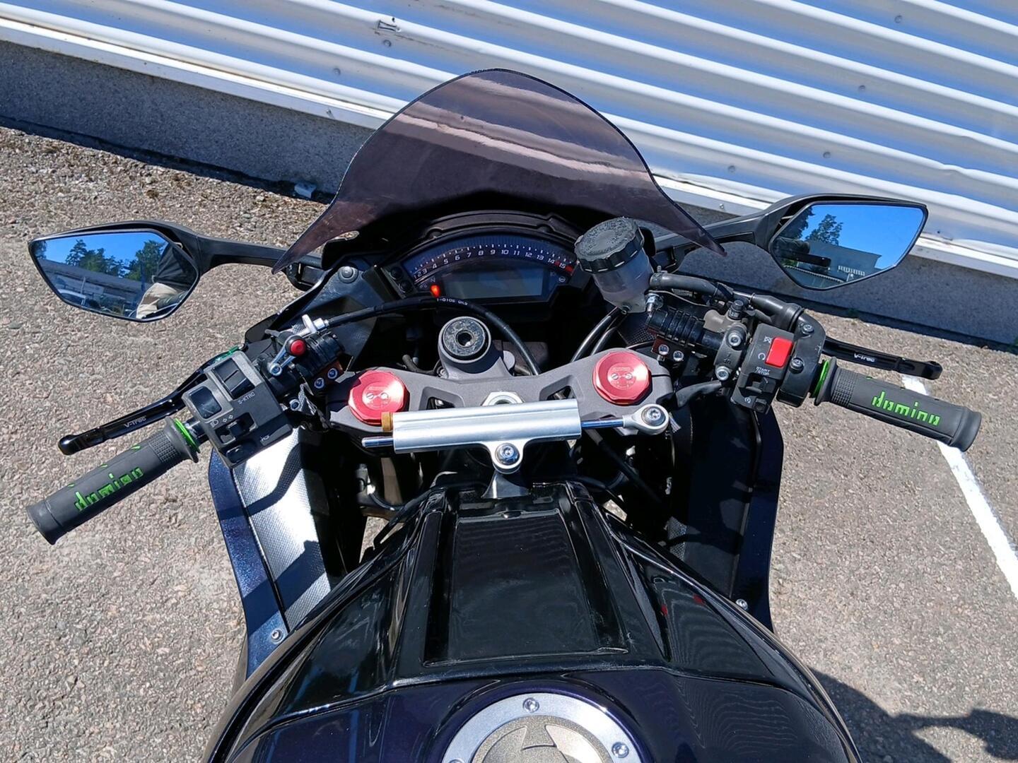 KAWASAKI Ninja 2011