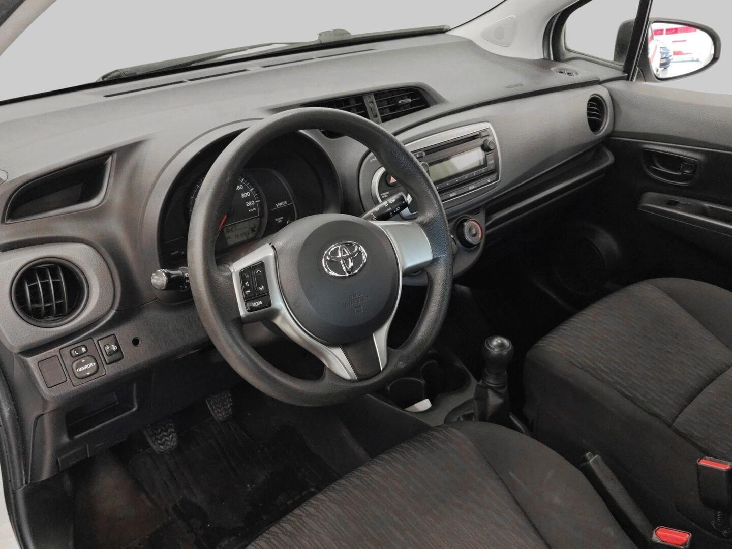 TOYOTA Yaris 2013
