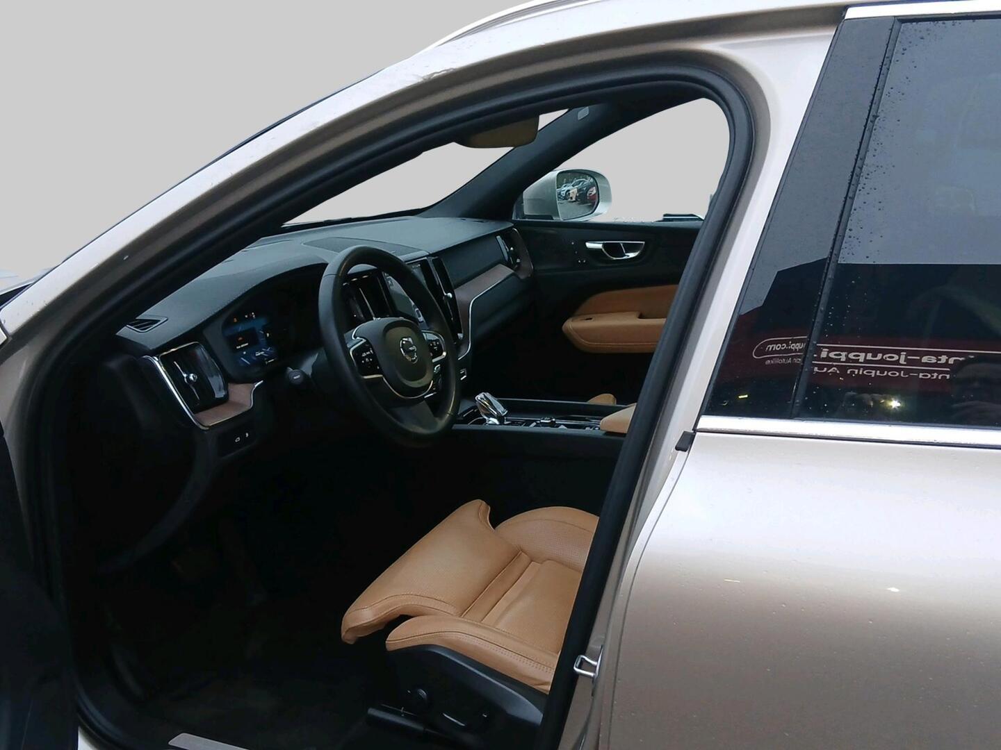 VOLVO XC60 2023