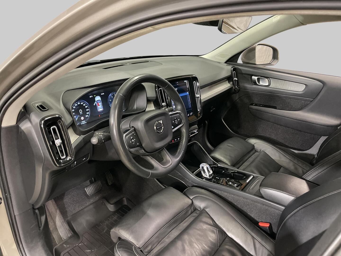 VOLVO XC40 2021