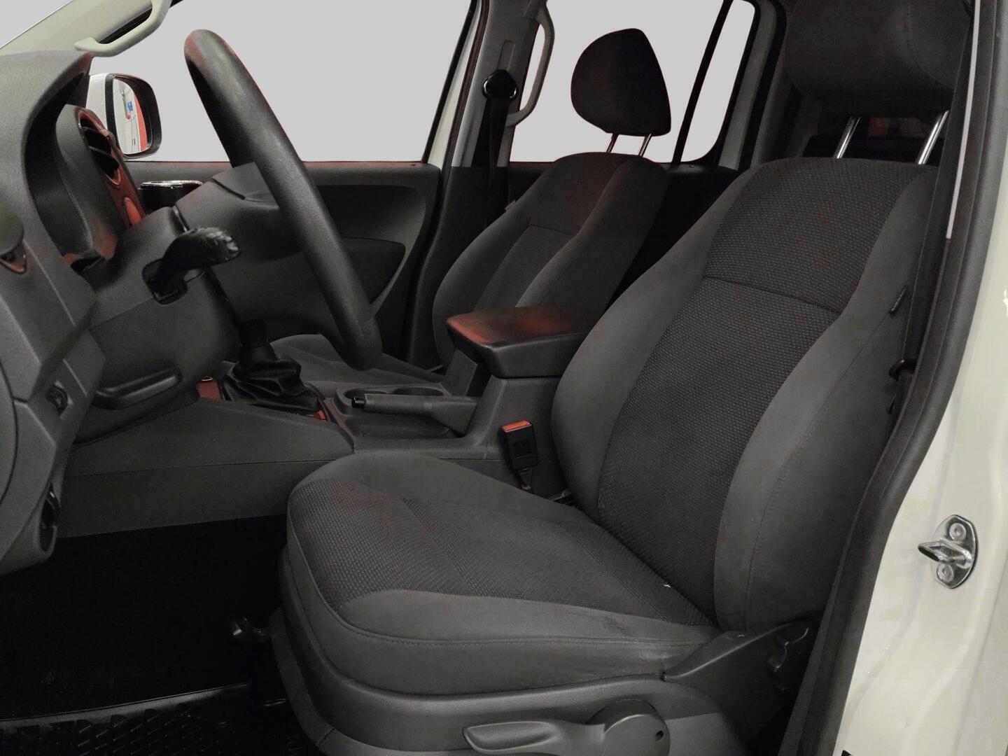 VOLKSWAGEN Amarok 2012
