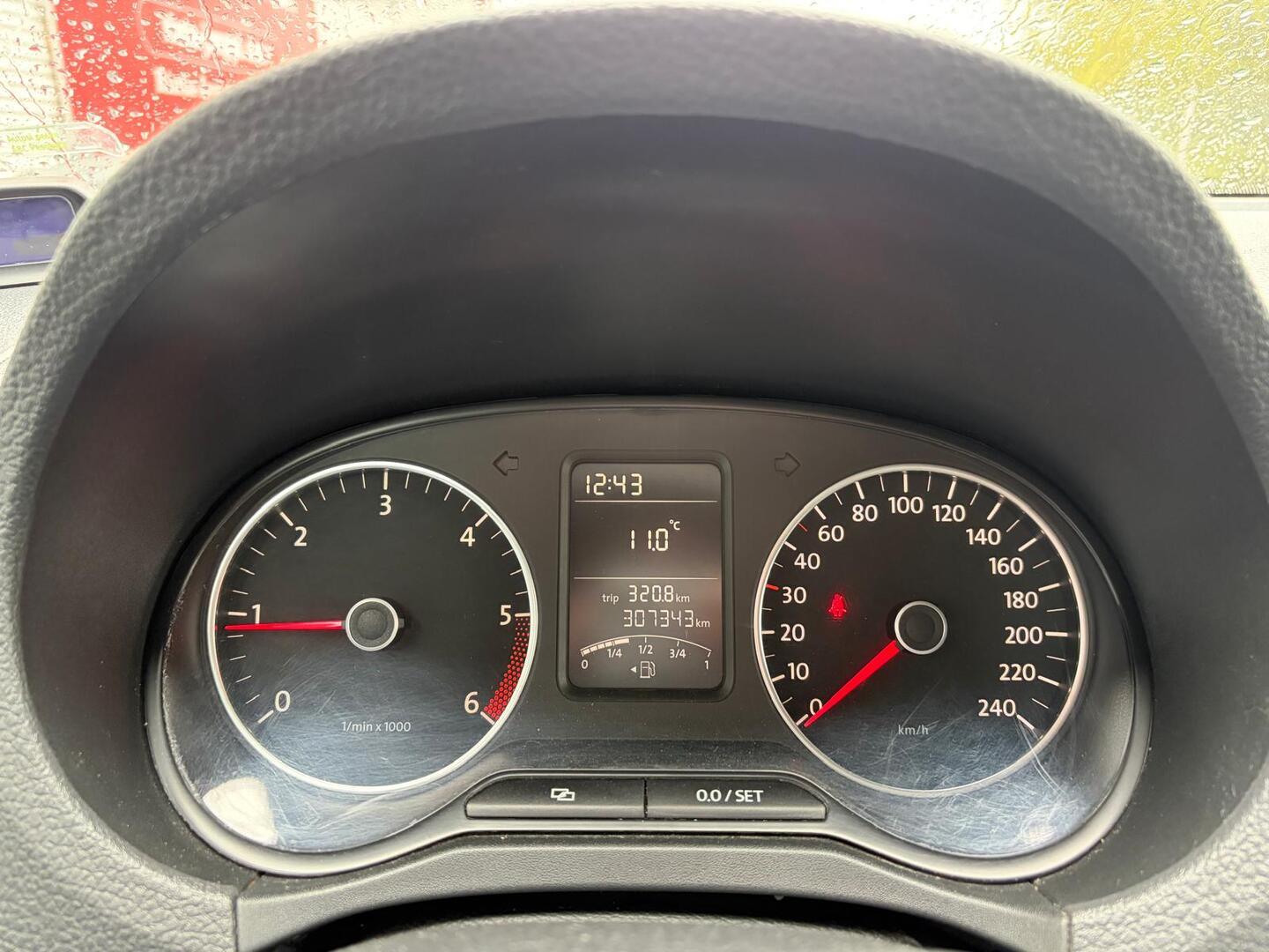 VOLKSWAGEN Amarok 2012