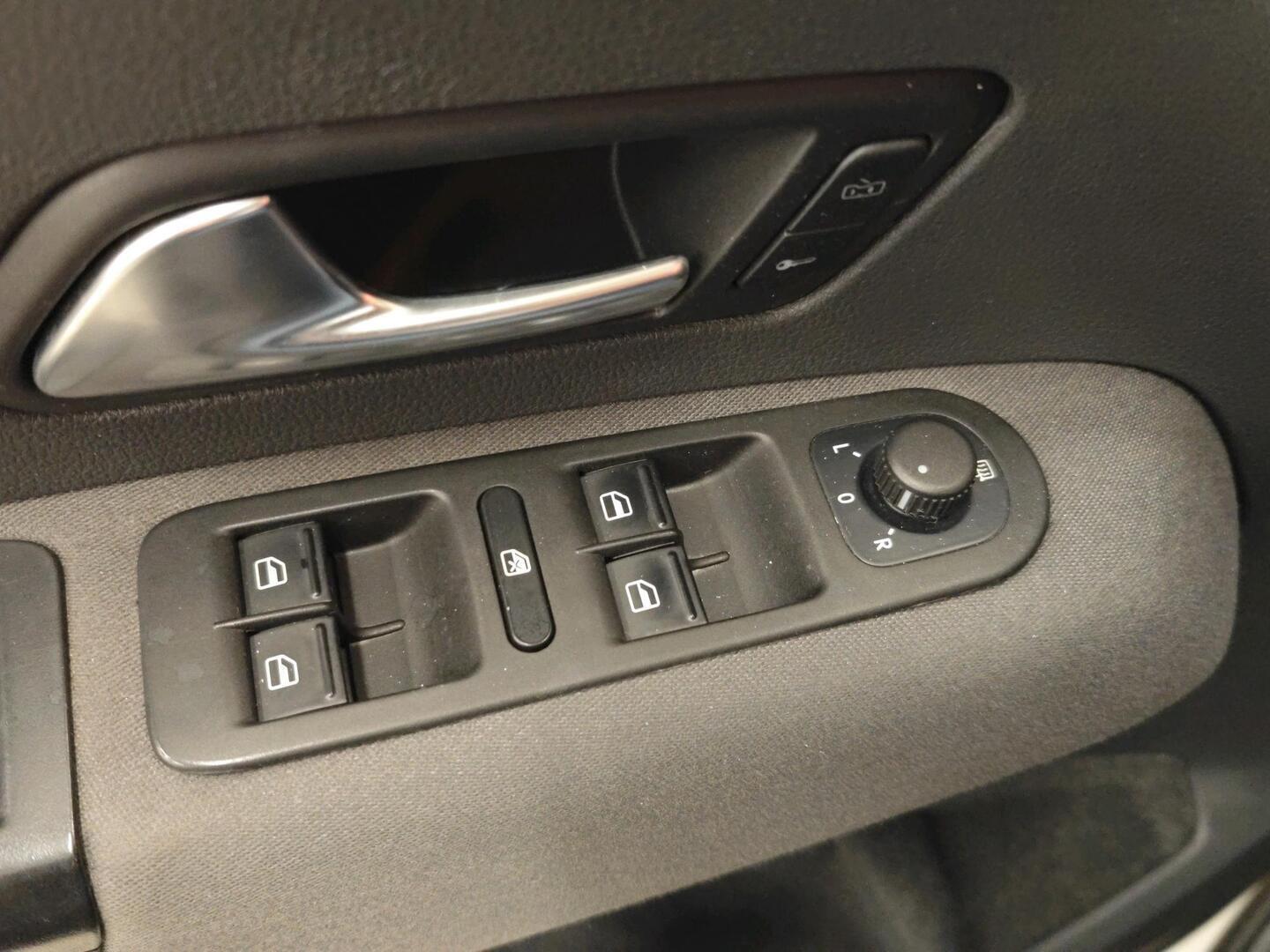 VOLKSWAGEN Amarok 2012