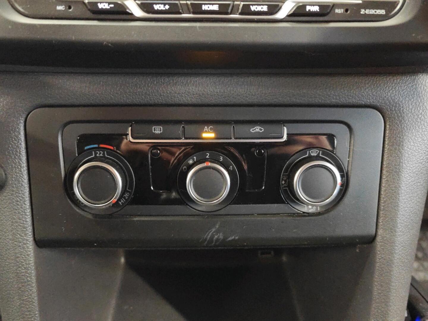 VOLKSWAGEN Amarok 2012