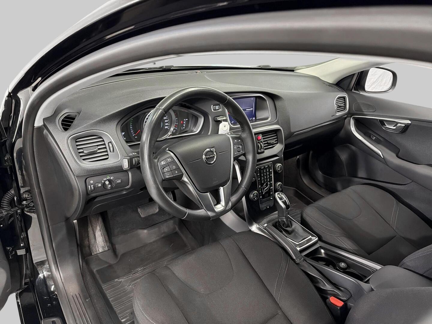 VOLVO V40 2018