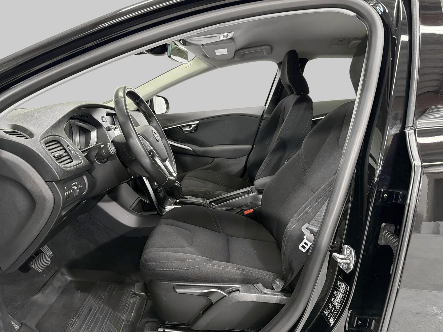 VOLVO V40 2018