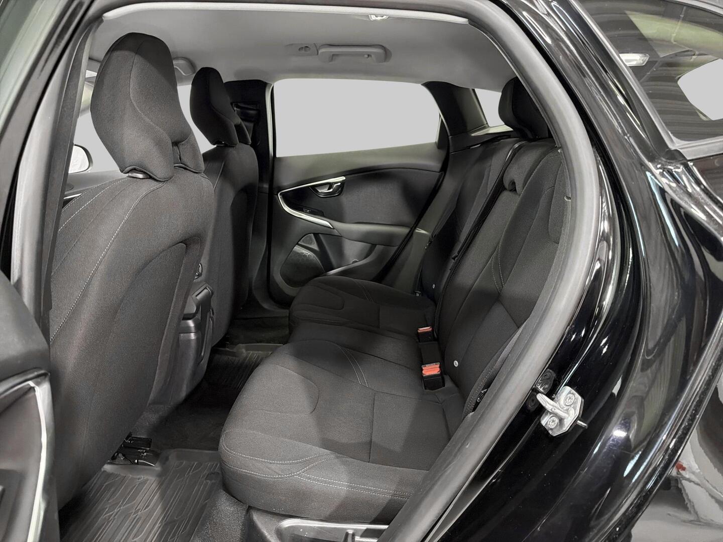 VOLVO V40 2018