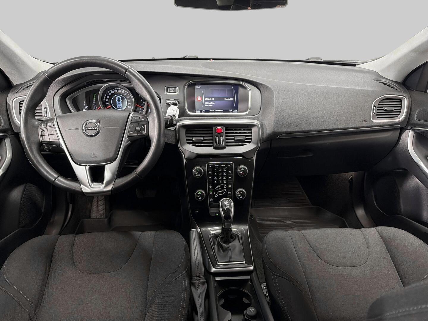VOLVO V40 2018