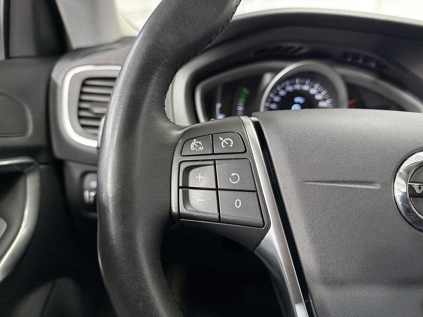 VOLVO V40 2018