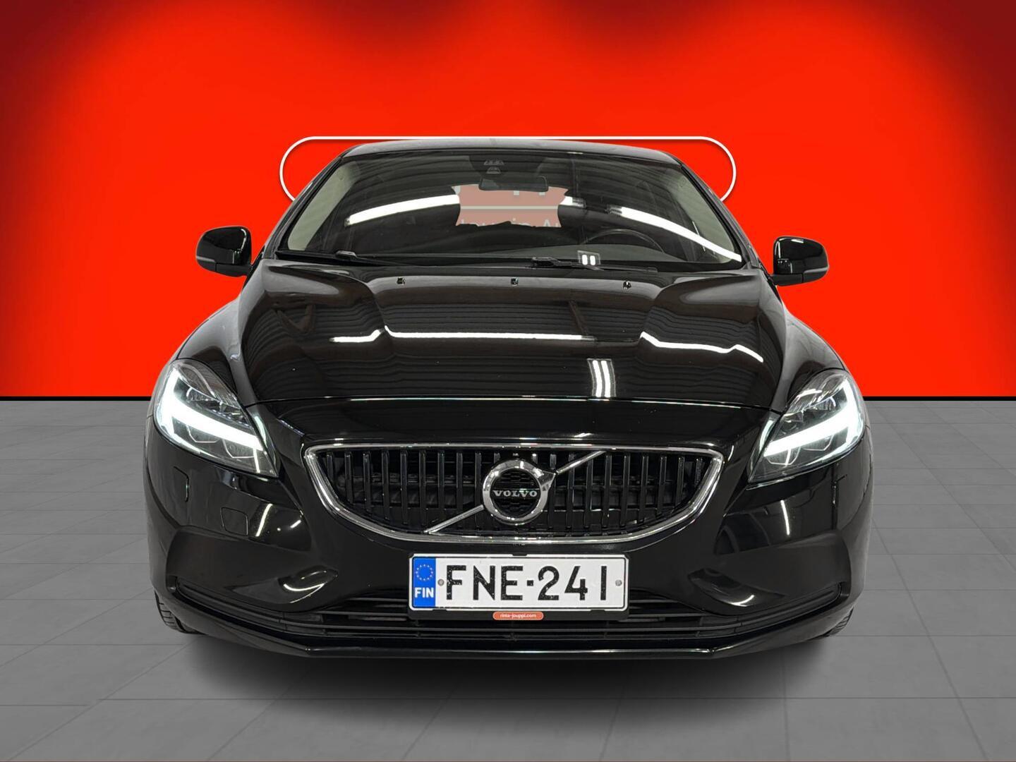 VOLVO V40 2018