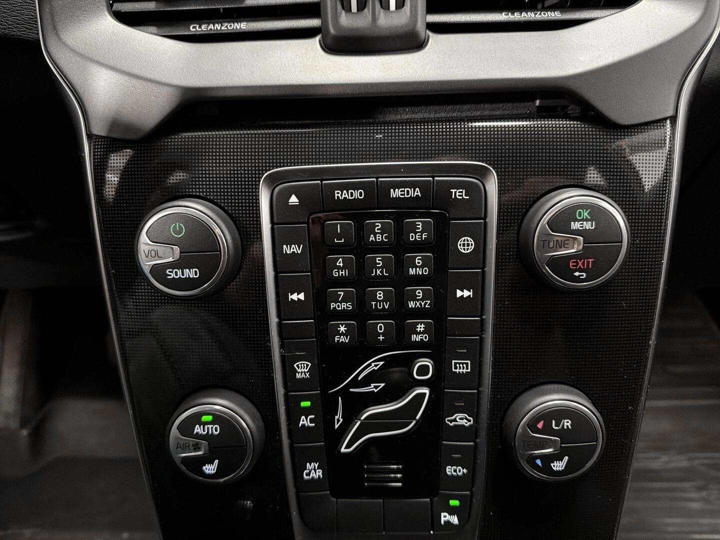 VOLVO V40 2018
