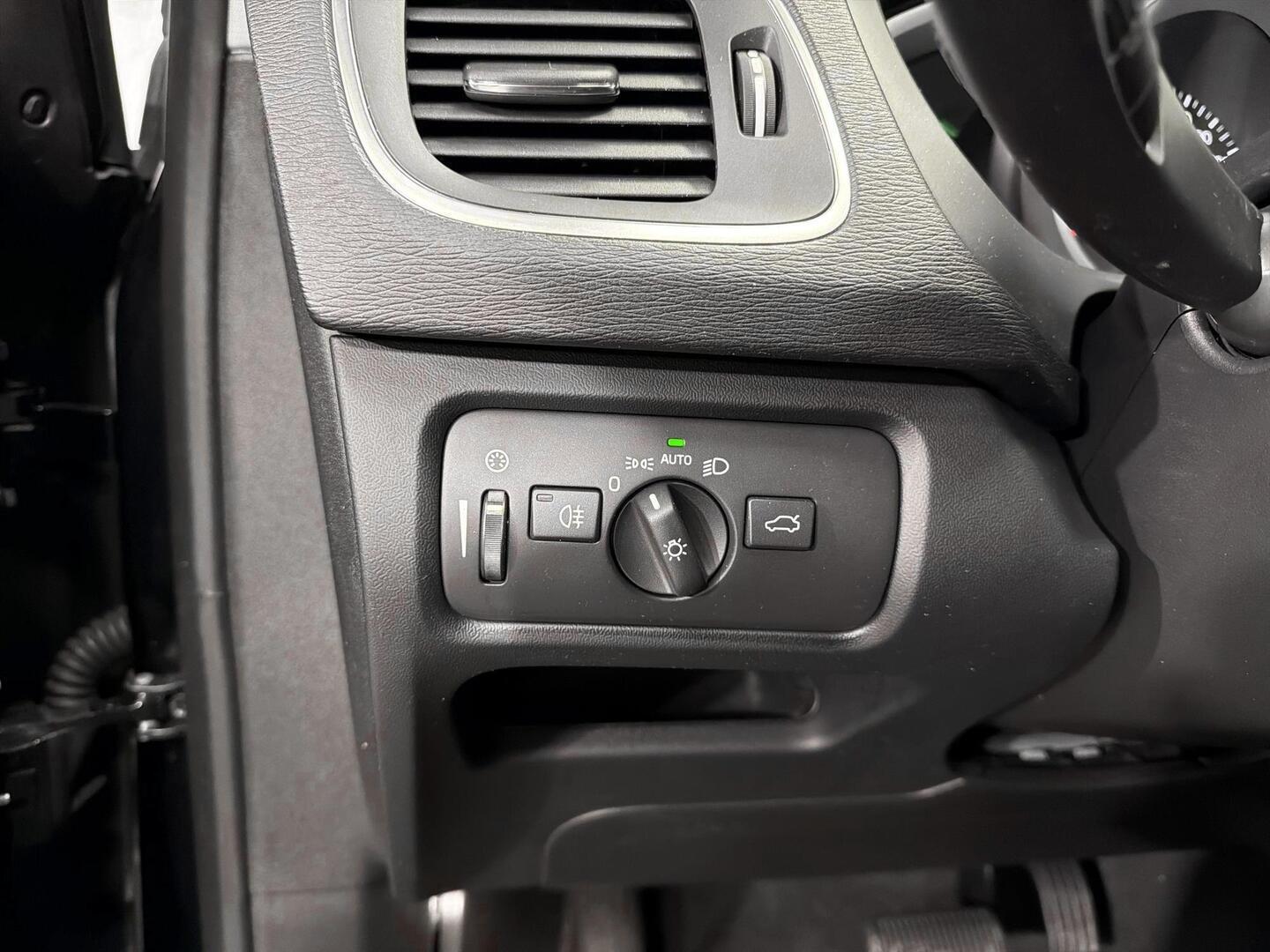 VOLVO V40 2018