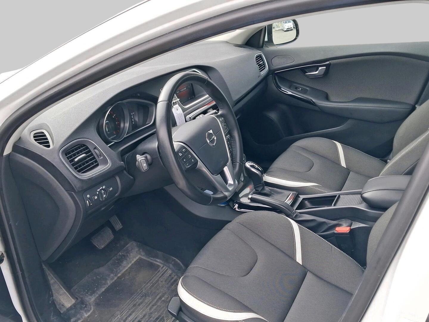 VOLVO V40 2019