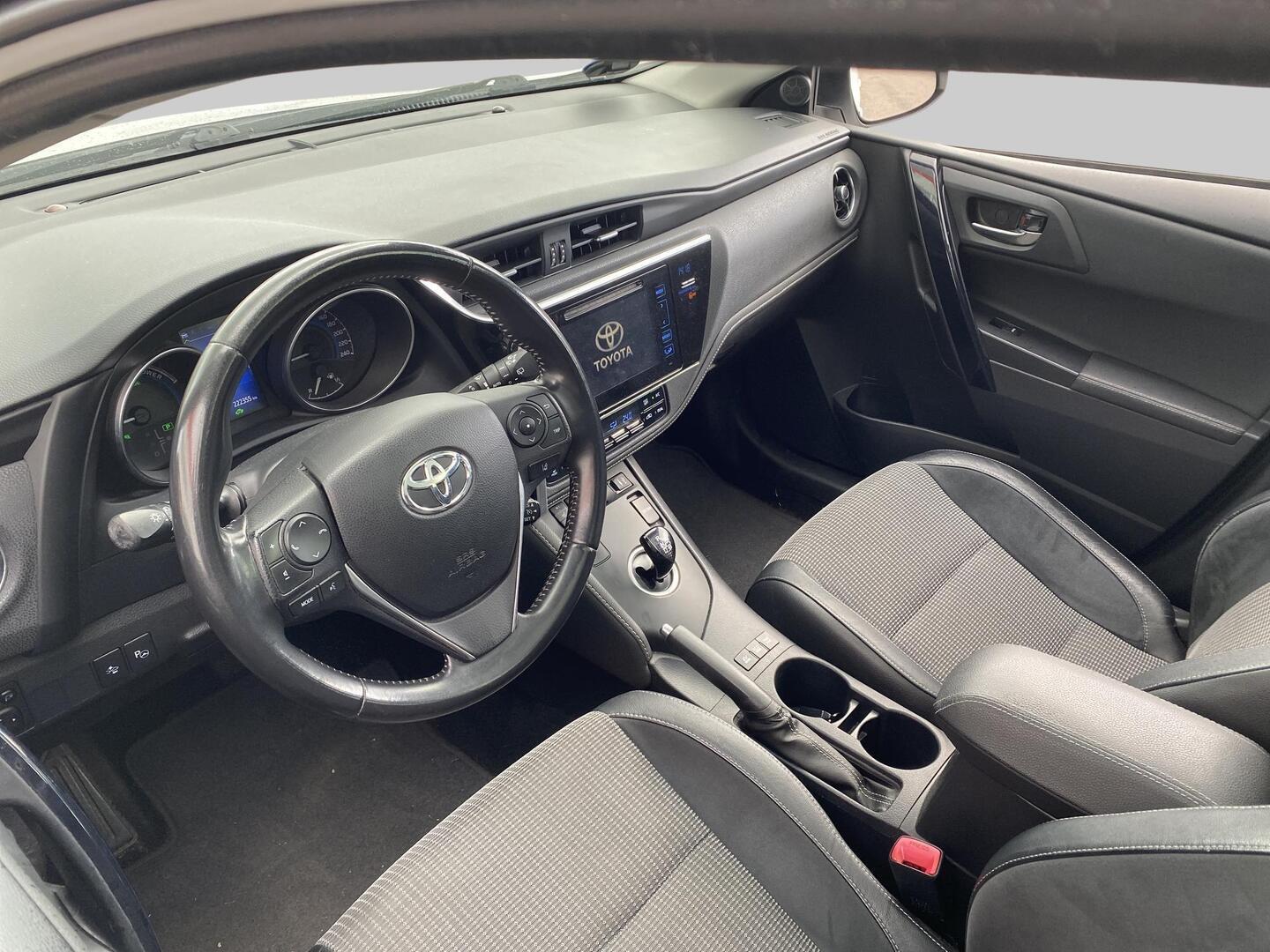 TOYOTA Auris 2016