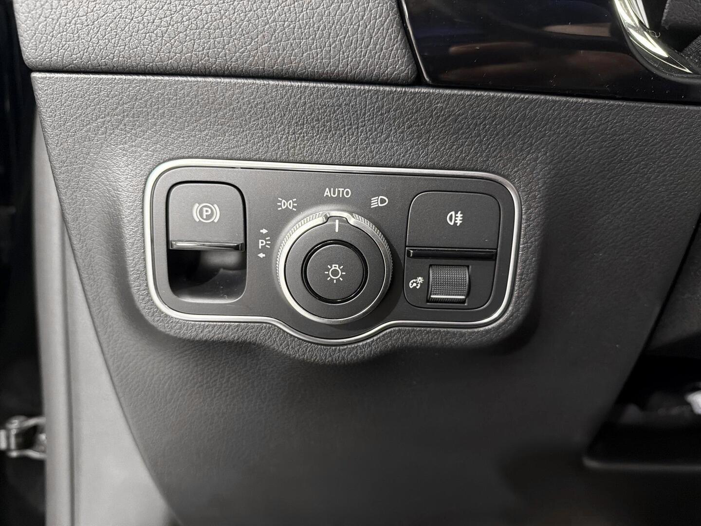 MERCEDES-BENZ EQA 2023