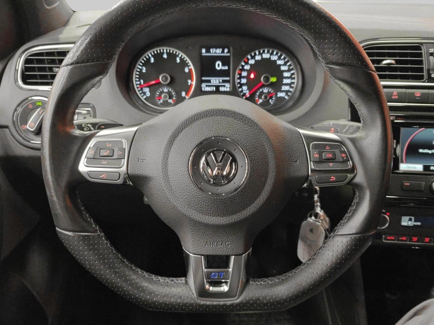 VOLKSWAGEN Polo 2013