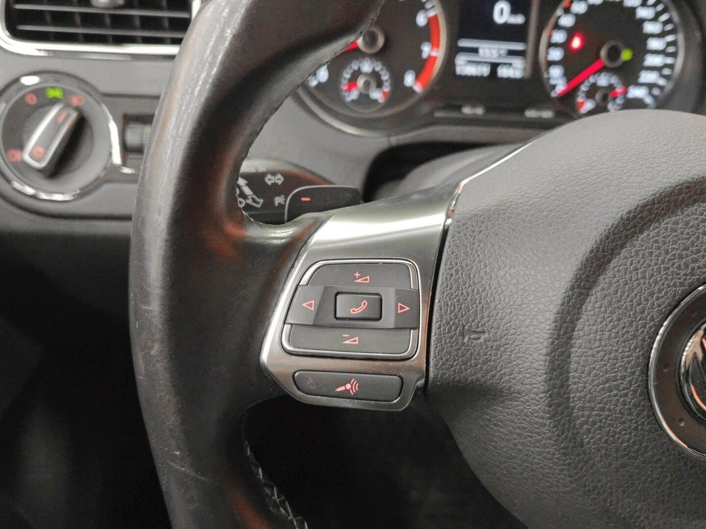 VOLKSWAGEN Polo 2013