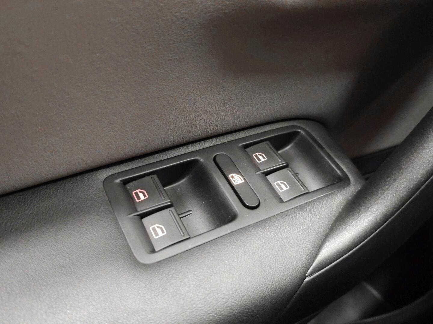 VOLKSWAGEN Polo 2013