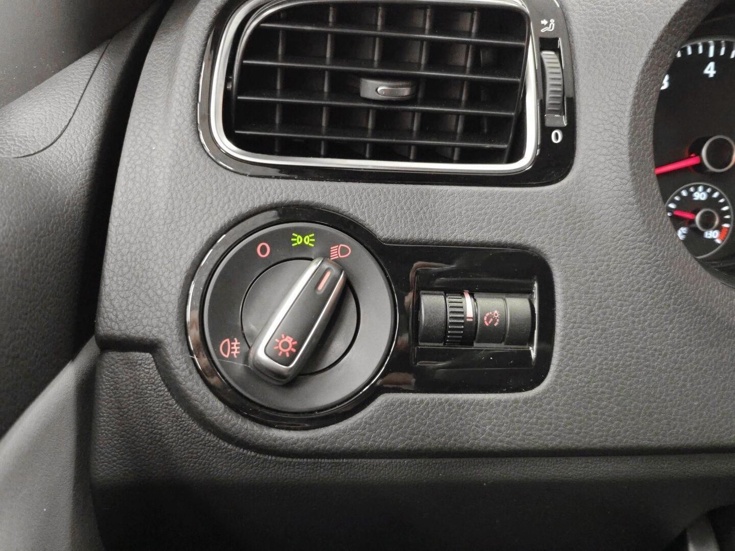 VOLKSWAGEN Polo 2013