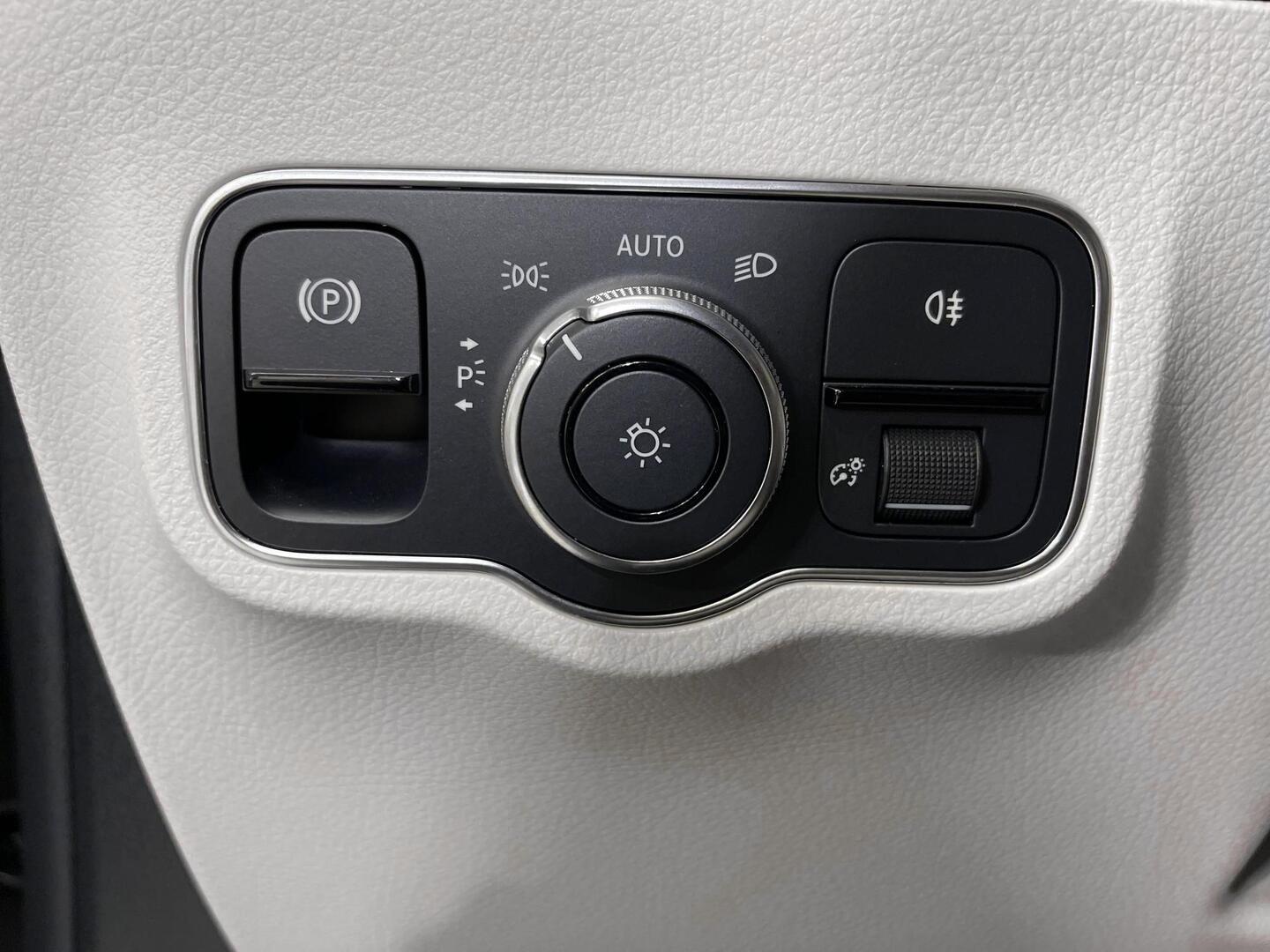 MERCEDES-BENZ EQA 2022
