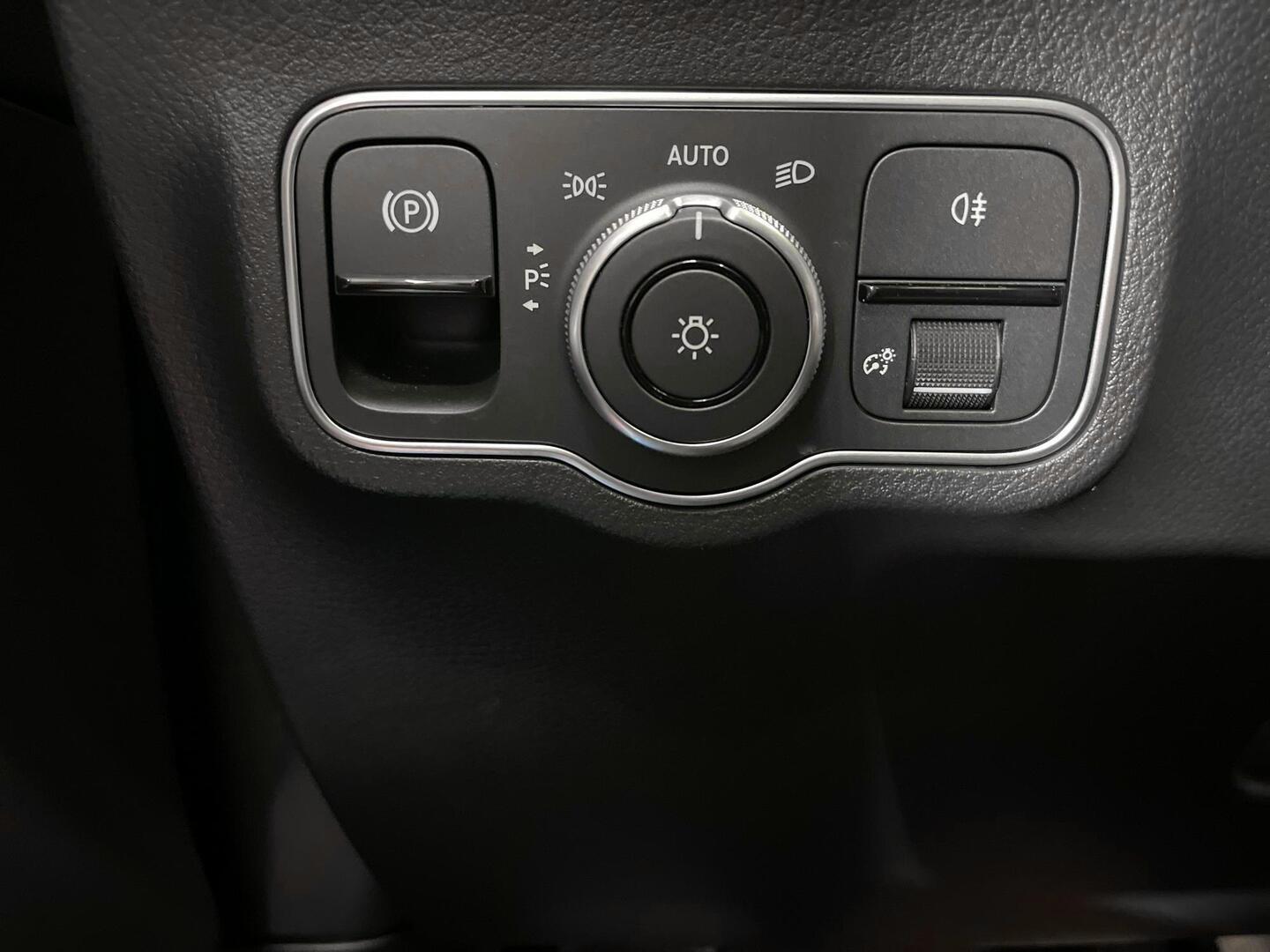 MERCEDES-BENZ EQA 2023