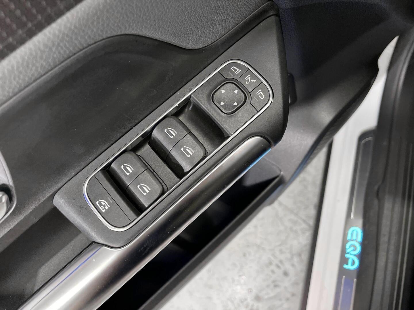MERCEDES-BENZ EQA 2023
