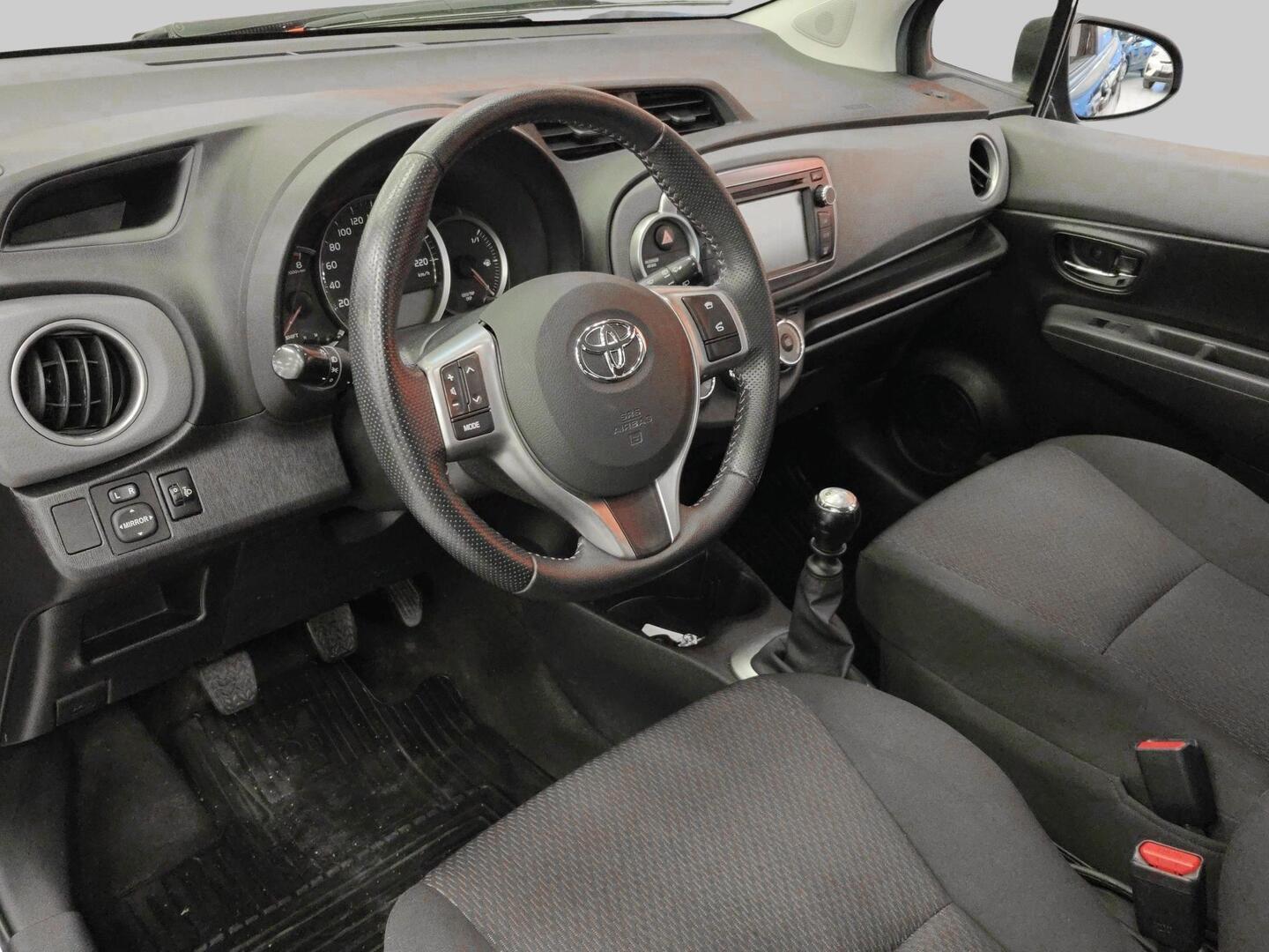 TOYOTA Yaris 2012
