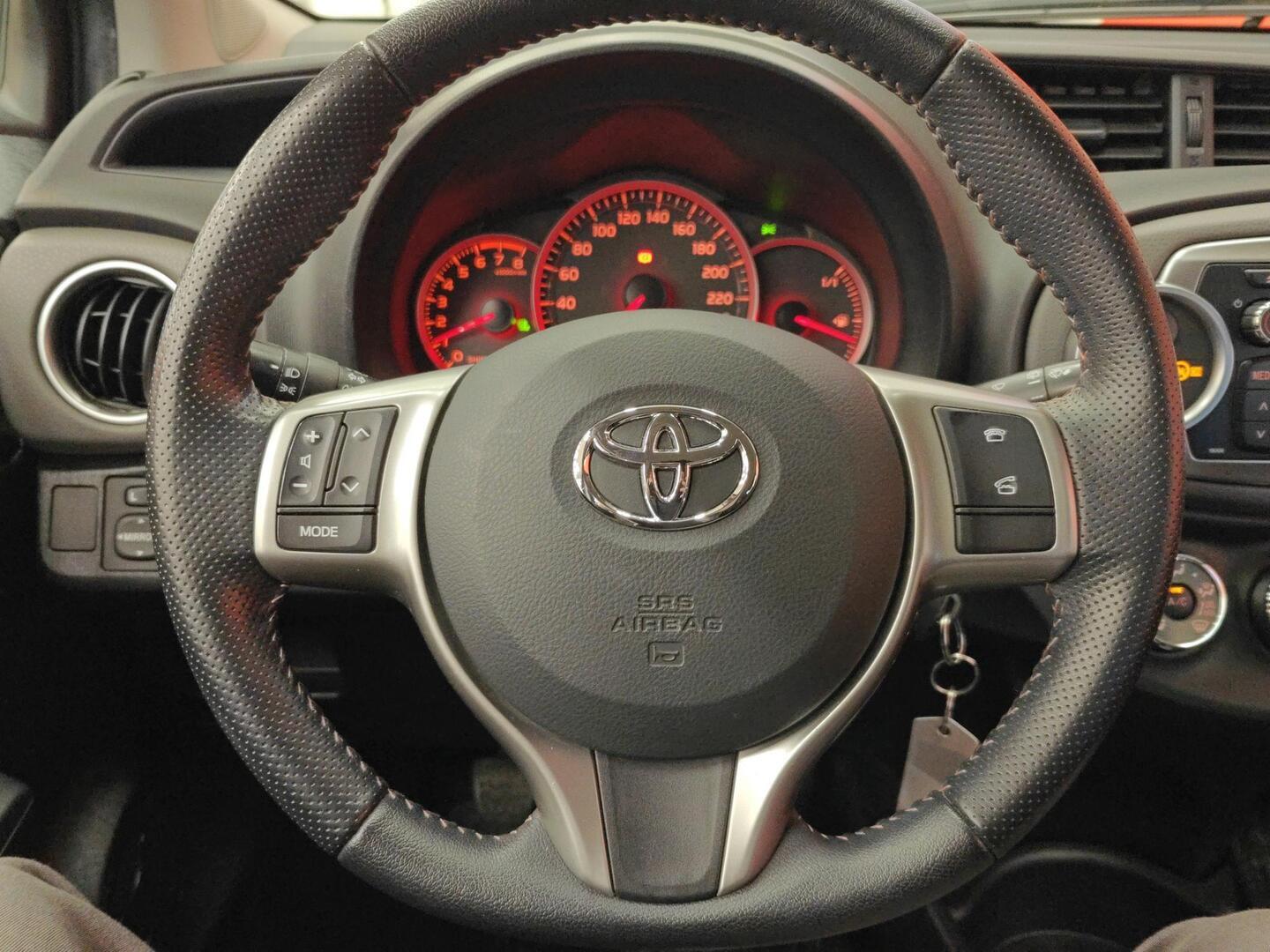 TOYOTA Yaris 2012
