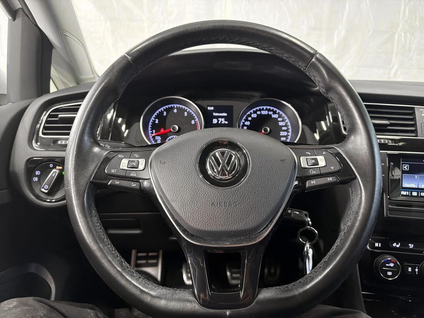 VOLKSWAGEN Golf 2016