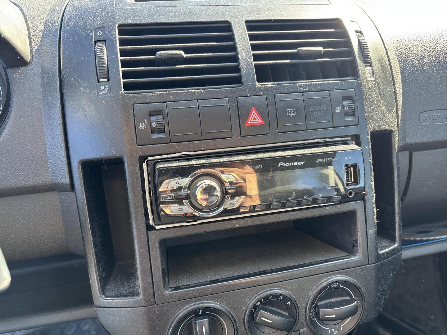 VOLKSWAGEN Polo 2002