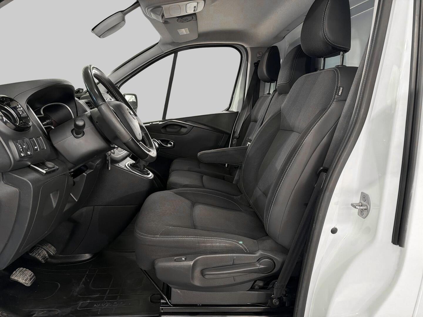 NISSAN NV300 2021