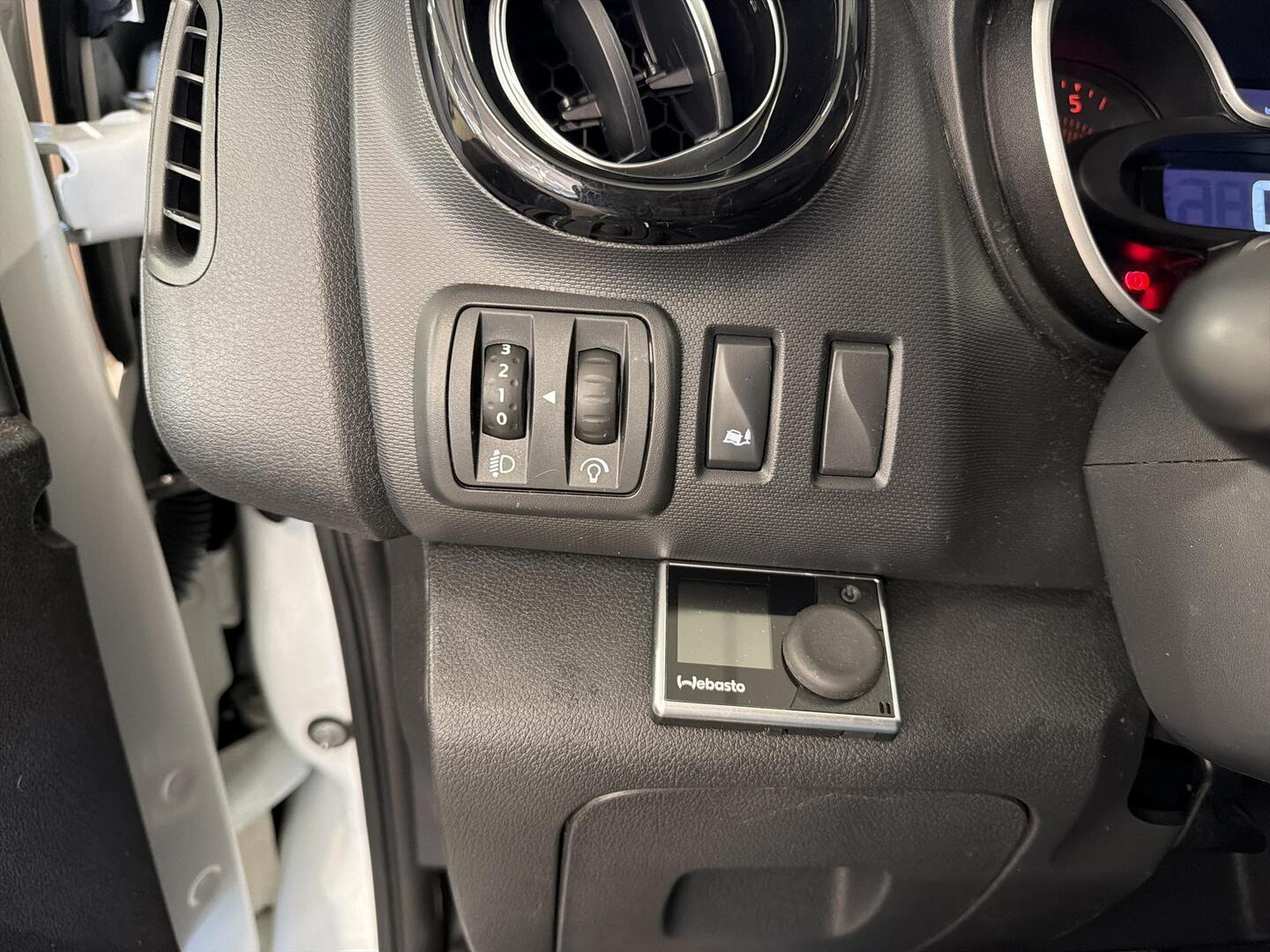 NISSAN NV300 2021